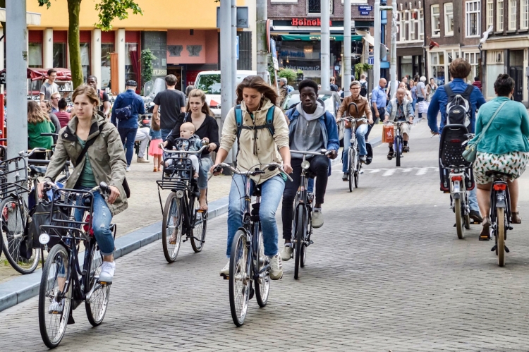 Paris, capitale du vélo ou de l’anarchie  – et si le nouveau maire s'inspirait du modèle néerlandais ?